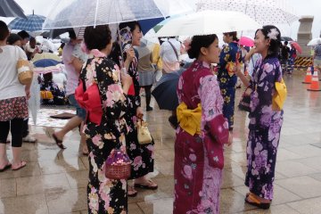 <p>La pluie&nbsp;n'a pas emp&ecirc;ch&eacute; les filles de rev&ecirc;tir leurs&nbsp;yukata, ces l&eacute;gers kimono port&eacute;s l'&eacute;t&eacute;</p>