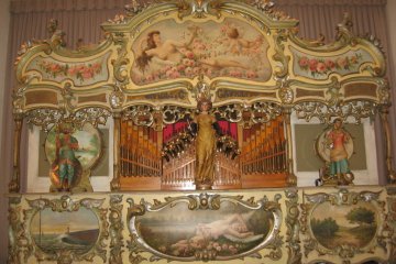<p>Organ besar Perancis yang menjadi alat musik terbesar di sini, dimainkan setiap 30 menit sekali</p>