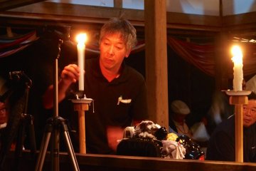 <p>Meskipun terdapat penerangan listrik, penerangan dari lilin memberikan efek mistis ke atmosfer kuil.</p>