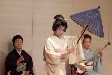 <p>Music was played by veteran Yamanaka Geigi, Ms. Botan (left, vocal) and Ms. Nozomi (right, Shamisen)</p>