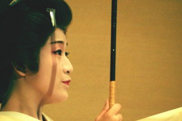 <p>Close-up of Yamanaka Geigi on stage, Ms. Konoha</p>