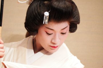 <p>Yamanaka Geigi, Ms. Konoha, performing 'Kishino Yanagi (Willow Tree on Riverbank) elegantly</p>