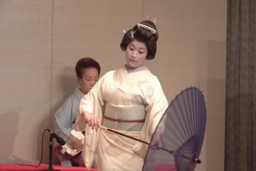 <p>Frail-looking Japanese beauty!</p>