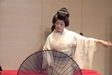 <p>Yamanaka Geigi, using cool-colored transparent umbrella gracefully</p>