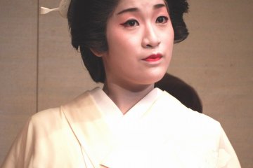 <p>She looks like a bride in a white wedding kimono</p>