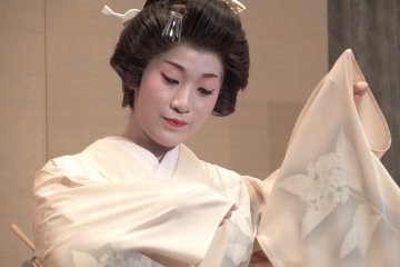 <p>If you look closely, you can see white hydrangeas drawn on her kimono sleeves. Unostentatious expression of hidden beauty</p>