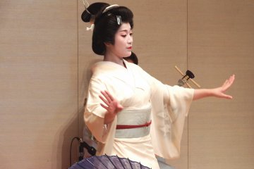 <p>One of the characteristics of Japanese traditional dance...downcast eyes!</p>