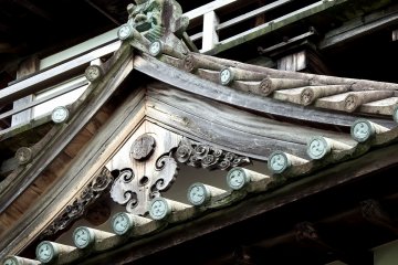 <p>The castle roof has a lion or dog stone ornament on it</p>