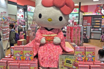 <p>Hello Kitty Japan is a souvenir shop and is celebrating its 40th anniversary. Pick up a commemorative&nbsp;gift for your favorite person. Made in Japan.</p>