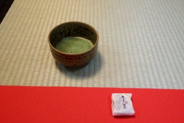 <p>Japanese green tea and sweet cake that were served to me were delicious!</p>