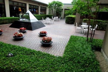 <p>There's also a western style courtyard in the hotel</p>