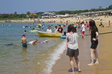 Keya yang sangat ramai, tapi masih banyak sisi kosong di pantai
