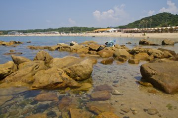 Batu-batu besar di sebelah barat teluk menambah pemandangan yang cantik