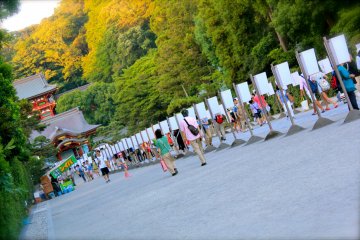 <p>Various pictures and examples of calligraphy offered to Tsurugaoka Hachimangu are made into shades for the lanterns.</p>