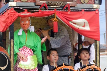 <p>Performers on a float at the Ogose Summer Festival&nbsp;</p>