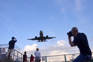 <p>Plane-watching at senrigawa</p>