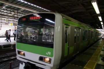 <p>Kereta memasuki stasiun</p>