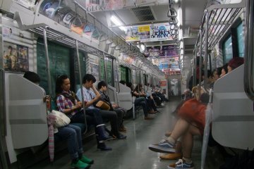 <p>Suasana dalam kereta Yamanote Line</p>