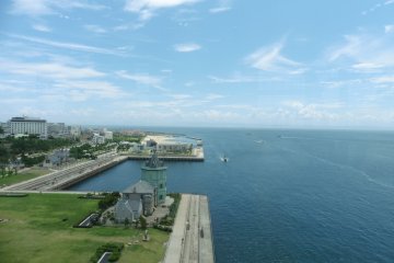 <p>Magifique vue sur les c&ocirc;tes de Honshū et la mer int&eacute;rieure de Seto depuis le pont</p>