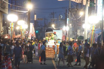 <p>'Yoichi&nbsp;kun' coming down the street towards the kanodoro</p>