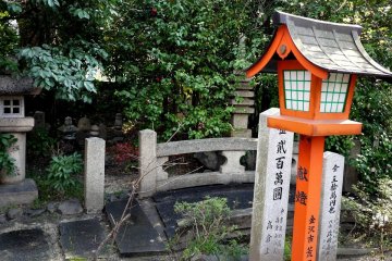 <p>Small bridge and red wooden lantern</p>