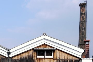 <p>Gekkeikan's tall chimney</p>