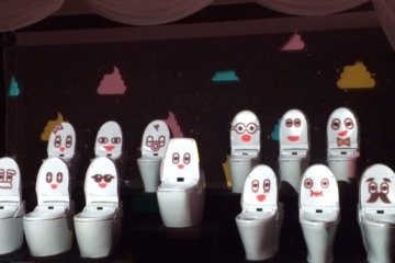 Toilets singing a song ( Arigatou Toire)