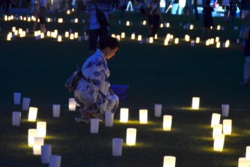 <p>A lady in traditional Japanese summer costume (Yukata).</p>
