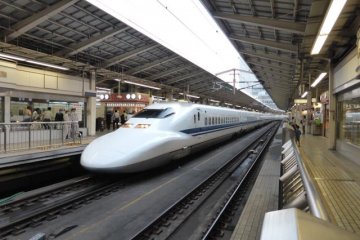 <p>Embarquement des passagers dans le Shinkansen, &agrave; Tokyo</p>