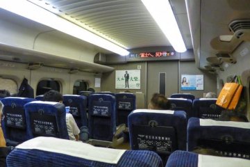 <p>Propre et neutre, l'int&eacute;rieur du Shinkansen ressemble &agrave; celui d'un avion de ligne</p>