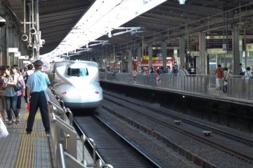 <p>D&eacute;barquement des passagers, &agrave; Nagoya</p>