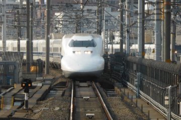 <p>Entr&eacute;e d'un Shinkansen dans la Gare de Nagoya</p>