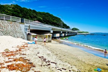 <p>The beach starts here! Leading up to &lsquo;Kannonzaki-dori&rsquo; Bridge</p>