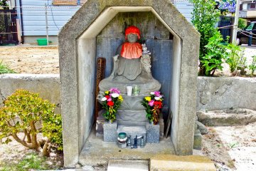 <p>A &lsquo;mini-Shrine&rsquo; found near southern approach at&nbsp;&lsquo;Kannonzaki-dori&rsquo;</p>
