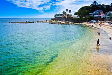 <p>The southern section of the beach near &lsquo;Kamoi-ko&rsquo; (鴨居港)</p>