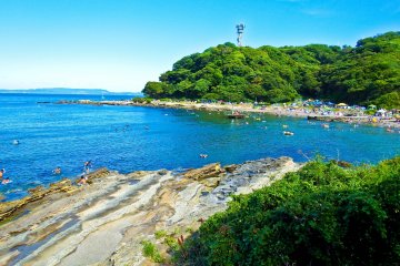 <p>Looking back! A view of Kannonzaki Tower and beach from the northern side of the promenade</p>