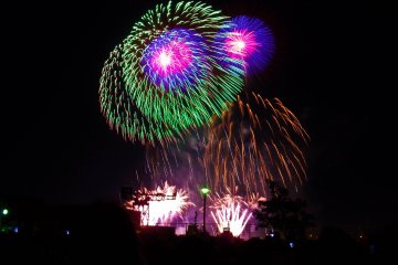 <p>A great sight! Several fireworks exploding simultaneously</p>