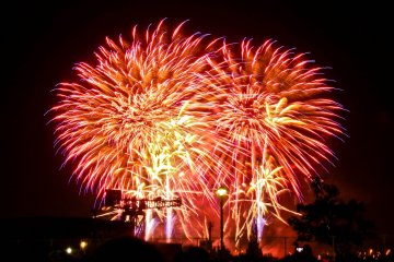 <p>Bring out the big guns! Some of Kanagawa Shimbun&rsquo;s bigger fireworks can reach a diameter of over 480 metres</p>