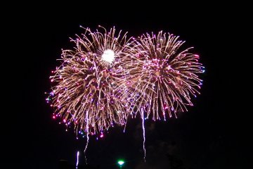 <p>Even some of the more traditional &lsquo;whiter&rsquo; fireworks contained many different colored flares</p>