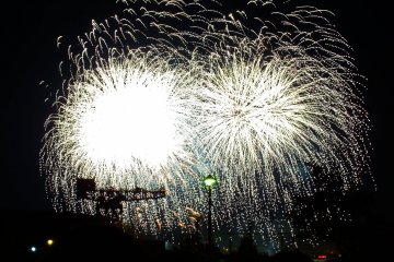<p>The grand finale. The last serious of explosions lasts several minutes with some bright dazzling flares lighting up the sky, a perfect ending to a great event!</p>