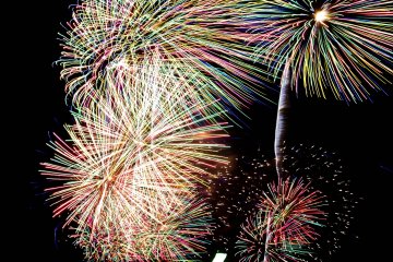 <p>Just amazing! The multi-colored flares exploding on impact cannot help but impress</p>