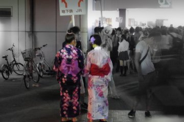 <p>Finding their way home! A couple of spectators deciding the best way to go home in front of a very crowded Sakuragicho Station.</p>