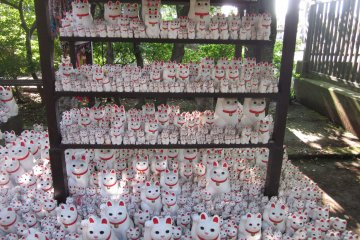 <p>At least 1,000 identical&nbsp;maneki neko statues are placed closely together, making this shrine definitely suitable for cat lovers.</p>