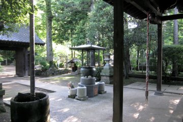 <p>Prayer grounds right next to the shrine dedicated to the maneki neko. Praying etiquette of washing hands, ringing the bell and clapping of hands is commonly demonstrated here.</p>