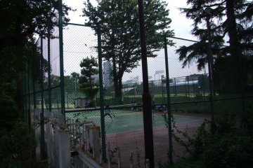 <p>Secluded tennis courts</p>