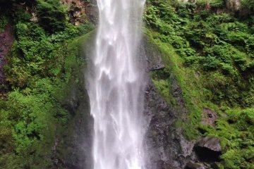<p>Higashi-shiya Waterfall</p>