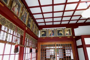 <p>Inside the prayer hall. Portraits of emperors and empresses decorate the walls</p>