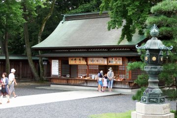 <p>Reception building. Visitors can buy various good luck charms here as well as apply for prayer services</p>