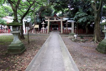 <p>Stone pathway leading straight to Tsunuga Shrine. The name of the city, 'Tsuruga' used to be called 'Tsunuga' in olden times</p>