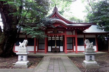 <p>Closer look at Tsunuga Shrine. The small shrines inside Kehi Jingu all look respectable and are well-maintained as opposed to some small shrines in other shrines which usually look abandoned</p>